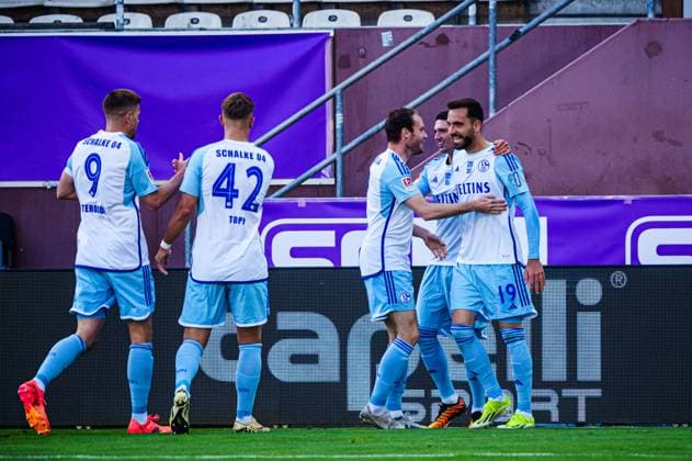 Goal celebration FC Schalke 04 after goal to 0 2 Kenan Karaman FC Schalke 04, 19 GER, VfL Osnabrueck vs FC Schalke 04, Soccer, 2 Bundesliga, Matchday 32, Season 2023 2024, 07 05 2024 DFL REGULATES PROHIBIT ANY USE OF PHOTOGRAPHS AS IMAGE SEQUENCES AND OR QUASI VIDEO GER, VfL Osnabrueck vs FC Schalke 04, Football, 2 Bundesliga, Matchday 32, Season 2023 2024, 07 05 2024 Hamburg Copyright: xEibner-Pressefoto MarcelxvonxFehrnx EP_MFN