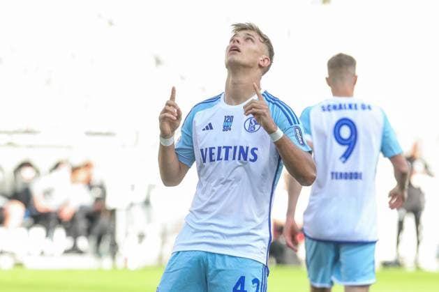 07 05 2024, Football, Season 2023 2024, 2 Bundesliga, Matchday 32, VfL Osnabrück FC Schalke 04, Keke Topp FC Schalke 04 celebrates after his goal to make it 0 to 1 Hamburg Stadion am Millerntor Hamburg Germany xRHR PHOTO TRx Copyright: TimxRehbein RHR-FOTOx RHR-FOTO TR