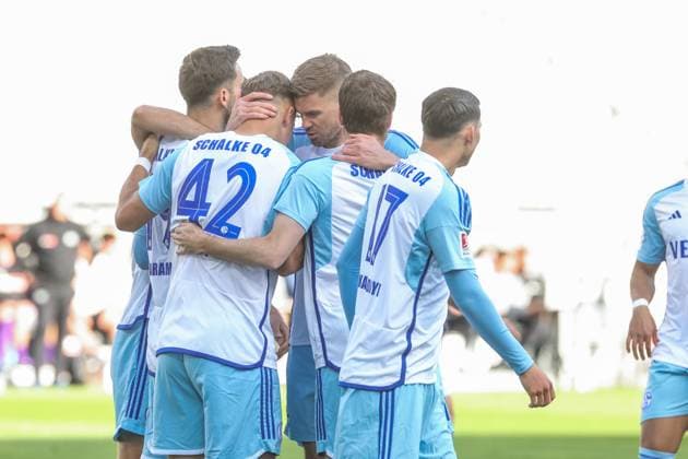 07 05 2024, Football, Season 2023 2024, 2 Bundesliga, Matchday 32, VfL Osnabrück FC Schalke 04, Keke Topp FC Schalke 04 cheers with Simon Terodde FC Schalke 04 , Kenan Karaman FC Schalke 04 after his goal to make it 0 to 1 Hamburg Stadion am Millerntor Hamburg Germany xRHR PHOTO TRx Copyright: TimxRehbein RHR-FOTOx RHR-FOTO TR