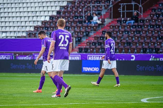 VfL Osnabrueck disappointed after scoring 0 2 Kenan Karaman FC Schalke 04, 19 GER, VfL Osnabrueck vs FC Schalke 04, Football, 2 Bundesliga, Matchday 32, Season 2023 2024, 07 05 2024 DFL REGULATES PROHIBIT ANY USE OF PHOTOGRAPHS AS IMAGE SEQUENCES AND OR QUASI VIDEO GER, VfL Osnabrueck vs FC Schalke 04, Football, 2 Bundesliga, Matchday 32, Season 2023 2024, 07 05 2024 Hamburg Copyright: xEibner-Pressefoto MarcelxvonxFehrnx EP_MFN