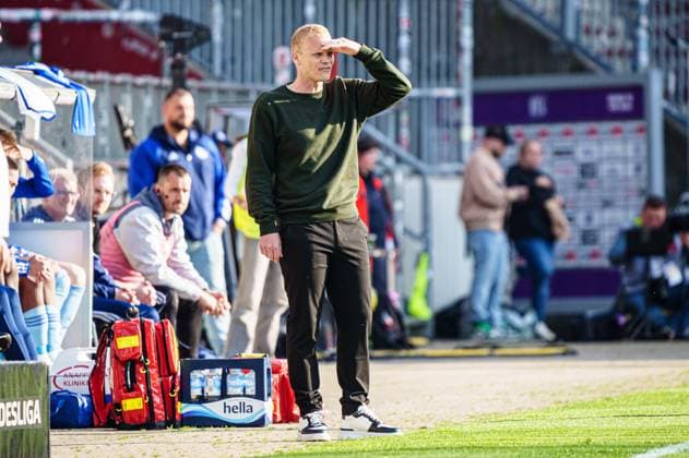 Karel Geraerts FC Schalke 04, Coach GER, VfL Osnabrueck vs FC Schalke 04, Football, 2 Bundesliga, Matchday 32, Season 2023 2024, 07 05 2024 DFL REGULATIONS PROHIBIT ANY USE OF PHOTOGRAPHS AS IMAGE SEQUENCES AND OR QUASI VIDEO GER, VfL Osnabrueck vs FC Schalke 04, Football, 2 Bundesliga, Matchday 32, Season 2023 2024, 07 05 2024 Hamburg Copyright: xEibner-Pressefoto MarcelxvonxFehrnx EP_MFN