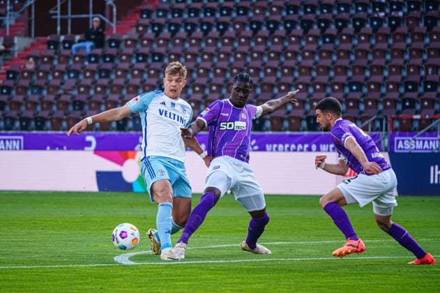 Keke Topp FC Schalke 04, 42 , Maxwell Gyamfi VfL Osnabrueck, 04 GER, VfL Osnabrueck vs FC Schalke 04, Football, 2 Bundesliga, Matchday 32, Season 2023 2024, 07 05 2024 DFL REGULATES PROHIBIT ANY USE OF PHOTOGRAPHS AS IMAGE SEQUENCES AND OR QUASI VIDEO GER, VfL Osnabrueck vs FC Schalke 04, Football, 2 Bundesliga, Matchday 32, Season 2023 2024, 07 05 2024 Hamburg Copyright: xEibner-Pressefoto MarcelxvonxFehrnx EP_MFN