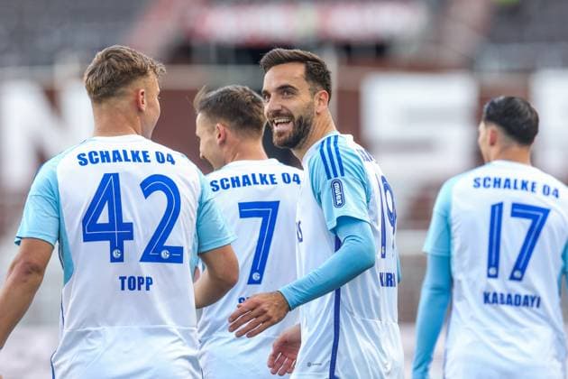 07 05 2024, Football, Season 2023 2024, 2 Bundesliga, Matchday 32, VfL Osnabrück FC Schalke 04, f l Keke Topp FC Schalke 04 , Kenan Karaman FC Schalke 04 cheer Hamburg Stadion am Millerntor Hamburg Germany xRHR PHOTO TRx Copyright: TimxRehbein RHR-FOTOx RHR-FOTO TR