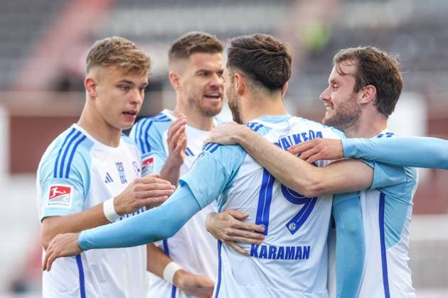 07 05 2024, Football, Season 2023 2024, 2 Bundesliga, Matchday 32, VfL Osnabrück FC Schalke 04, f l Keke Topp FC Schalke 04 , Simon Terodde FC Schalke 04 , Kenan Karaman FC Schalke 04 , Thomas Ouwejan FC Schalke 04 cheer Hamburg Stadion am Millerntor Hamburg Germany xRHR PHOTO TRx Copyright: TimxRehbein RHR-FOTOx RHR-FOTO TR