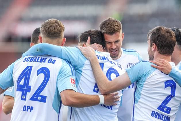07 05 2024, Football, Season 2023 2024, 2 Bundesliga, Matchday 32, VfL Osnabrück FC Schalke 04, f l Keke Topp FC Schalke 04 , Kenan Karaman FC Schalke 04 , Simon Terodde FC Schalke 04 cheer Hamburg Stadion am Millerntor Hamburg Germany xRHR PHOTO TRx Copyright: TimxRehbein RHR-FOTOx RHR-FOTO TR