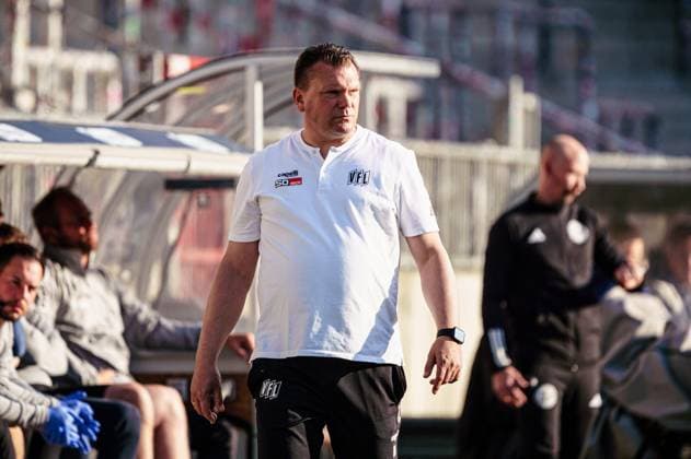Uwe Koschinat VfL Osnabrueck, Coach GER, VfL Osnabrueck vs FC Schalke 04, Football, 2 Bundesliga, Matchday 32, Season 2023 2024, 07 05 2024 DFL REGULATIONS PROHIBIT ANY USE OF PHOTOGRAPHS AS IMAGE SEQUENCES AND OR QUASI VIDEO GER, VfL Osnabrueck vs FC Schalke 04, Football, 2 Bundesliga, Matchday 32, Season 2023 2024, 07 05 2024 Hamburg Copyright: xEibner-Pressefoto MarcelxvonxFehrnx EP_MFN