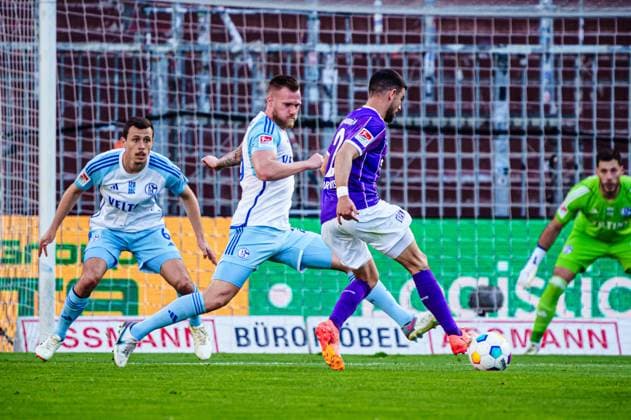 Tomas Kalas FC Schalke 04, 26 , Athanasios Androutsos VfL Osnabrueck, 02 GER, VfL Osnabrueck vs FC Schalke 04, Football, 2 Bundesliga, Matchday 32, Season 2023 2024, 07 05 2024 DFL REGULATES PROHIBIT ANY USE OF PHOTOGRAPHS AS IMAGE SEQUENCES AND OR QUASI VIDEO GER, VfL Osnabrueck vs FC Schalke 04, Football, 2 Bundesliga, Matchday 32, Season 2023 2024, 07 05 2024 Hamburg Copyright: xEibner-Pressefoto MarcelxvonxFehrnx EP_MFN
