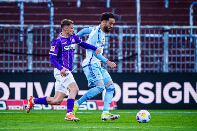 Michael Cuisance VfL Osnabrueck, 27 , Kenan Karaman FC Schalke 04, 19 GER, VfL Osnabrueck vs FC Schalke 04, Football, 2 Bundesliga, Matchday 32, Season 2023 2024, 07 05 2024 DFL REGULATES PROHIBIT ANY USE OF PHOTOGRAPHS AS IMAGE SEQUENCES AND OR QUASI VIDEO GER, VfL Osnabrueck vs FC Schalke 04, Football, 2 Bundesliga, Matchday 32, Season 2023 2024, 07 05 2024 Hamburg Copyright: xEibner-Pressefoto MarcelxvonxFehrnx EP_MFN