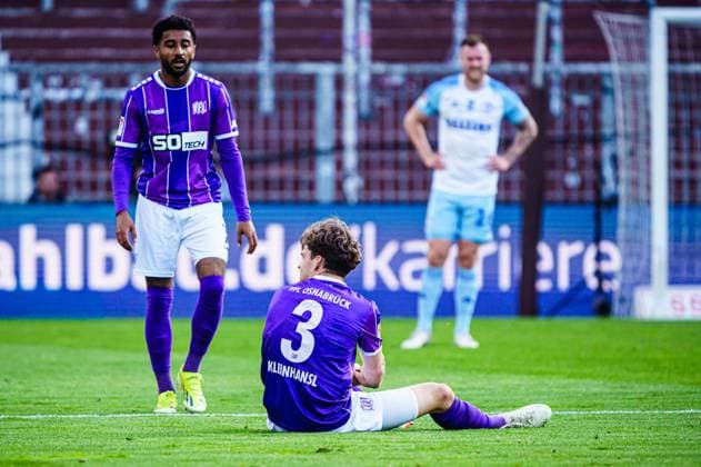Injury Florian Kleinhansl VfL Osnabrueck, 03 GER, VfL Osnabrueck vs FC Schalke 04, Football, 2 Bundesliga, Matchday 32, Season 2023 2024, 07 05 2024 DFL REGULATIONS PROHIBIT ANY USE OF PHOTOGRAPHS AS IMAGE SEQUENCES AND OR QUASI VIDEO GER, VfL Osnabrueck vs FC Schalke 04, Football, 2 Bundesliga, Matchday 32, Season 2023 2024, 07 05 2024 Hamburg Copyright: xEibner-Pressefoto MarcelxvonxFehrnx EP_MFN