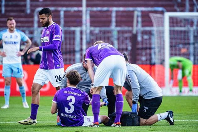 Injury Florian Kleinhansl VfL Osnabrueck, 03 GER, VfL Osnabrueck vs FC Schalke 04, Football, 2 Bundesliga, Matchday 32, Season 2023 2024, 07 05 2024 DFL REGULATIONS PROHIBIT ANY USE OF PHOTOGRAPHS AS IMAGE SEQUENCES AND OR QUASI VIDEO GER, VfL Osnabrueck vs FC Schalke 04, Football, 2 Bundesliga, Matchday 32, Season 2023 2024, 07 05 2024 Hamburg Copyright: xEibner-Pressefoto MarcelxvonxFehrnx EP_MFN