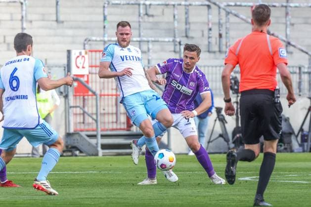 07 05 2024, Soccer, Season 2023 2024, 2 Bundesliga, Matchday 32, VfL Osnabrück FC Schalke 04, f l Tomas Kalas FC Schalke 04 , Erik Engelhardt VfL Osnabrück Hamburg Stadion am Millerntor Hamburg Germany xRHR PHOTO TRx Copyright: TimxRehbein RHR-FOTOx RHR-FOTO TR