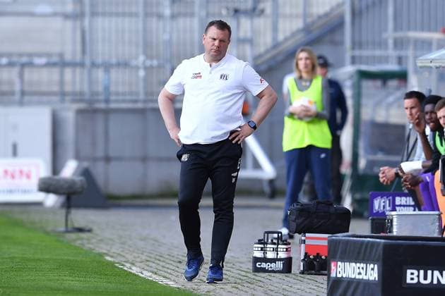 Soccer 2 Bundesliga 32 Matchday VfL Osnabrück FC Schalke 04 on 07 05 2024 at Millerntor Stadium in Hamburg Uwe Koschinat Coach Head Coach Osnabrück disappointed xRx