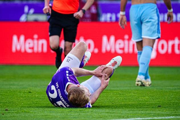 Injury Niklas Wiemann VfL Osnabrueck, 25 GER, VfL Osnabrueck vs FC Schalke 04, Football, 2 Bundesliga, Matchday 32, Season 2023 2024, 07 05 2024 DFL REGULATIONS PROHIBIT ANY USE OF PHOTOGRAPHS AS IMAGE SEQUENCES AND OR QUASI VIDEO GER, VfL Osnabrueck vs FC Schalke 04, Football, 2 Bundesliga, Matchday 32, Season 2023 2024, 07 05 2024 Hamburg Copyright: xEibner-Pressefoto MarcelxvonxFehrnx EP_MFN
