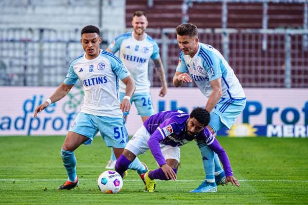 Steven van der Sloot FC Schalke 04, 51 , Noel Niemann VfL Osnabrueck, 07 , Paul Seguin FC Schalke 04, 07 GER, VfL Osnabrueck vs FC Schalke 04, Football, 2 Bundesliga, Matchday 32, Season 2023 2024, 07 05 2024 DFL REGULATES PROHIBIT ANY USE OF PHOTOGRAPHS AS IMAGE SEQUENCES AND OR QUASI VIDEO GER, VfL Osnabrueck vs FC Schalke 04, Football, 2 Bundesliga, Matchday 32, Season 2023 2024, 07 05 2024 Hamburg Copyright: xEibner-Pressefoto MarcelxvonxFehrnx EP_MFN
