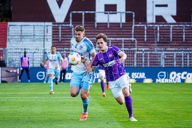 Simon Terodde FC Schalke 04, 09 , Florian Kleinhansl VfL Osnabrueck, 03 GER, VfL Osnabrueck vs FC Schalke 04, Football, 2 Bundesliga, Matchday 32, Season 2023 2024, 07 05 2024 DFL REGULATES PROHIBIT ANY USE OF PHOTOGRAPHS AS IMAGE SEQUENCES AND OR QUASI VIDEO GER, VfL Osnabrueck vs FC Schalke 04, Football, 2 Bundesliga, Matchday 32, Season 2023 2024, 07 05 2024 Hamburg Copyright: xEibner-Pressefoto MarcelxvonxFehrnx EP_MFN