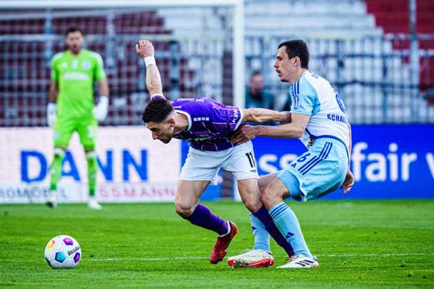 Charalampos Makridis VfL Osnabrueck, 11 , Ron Schallenberg FC Schalke 04, 06 GER, VfL Osnabrueck vs FC Schalke 04, Football, 2 Bundesliga, Matchday 32, Season 2023 2024, 07 05 2024 DFL REGULATES PROHIBIT ANY USE OF PHOTOGRAPHS AS IMAGE SEQUENCES AND OR QUASI VIDEO GER, VfL Osnabrueck vs FC Schalke 04, Football, 2 Bundesliga, Matchday 32, Season 2023 2024, 07 05 2024 Hamburg Copyright: xEibner-Pressefoto MarcelxvonxFehrnx EP_MFN