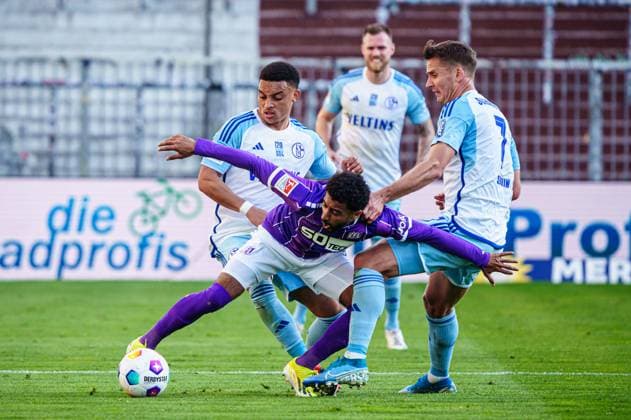 Steven van der Sloot FC Schalke 04, 51 , Noel Niemann VfL Osnabrueck, 07 , Paul Seguin FC Schalke 04, 07 GER, VfL Osnabrueck vs FC Schalke 04, Football, 2 Bundesliga, Matchday 32, Season 2023 2024, 07 05 2024 DFL REGULATES PROHIBIT ANY USE OF PHOTOGRAPHS AS IMAGE SEQUENCES AND OR QUASI VIDEO GER, VfL Osnabrueck vs FC Schalke 04, Football, 2 Bundesliga, Matchday 32, Season 2023 2024, 07 05 2024 Hamburg Copyright: xEibner-Pressefoto MarcelxvonxFehrnx EP_MFN