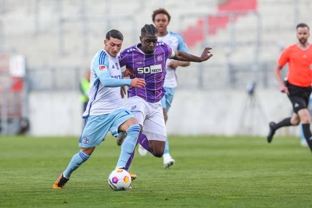 07 05 2024, Soccer, Season 2023 2024, 2 Bundesliga, Matchday 32, VfL Osnabrück FC Schalke 04, v l Yusuf Kabadayi FC Schalke 04 , Maxwell Gyamfi VfL Osnabrück Hamburg Stadion am Millerntor Hamburg Germany xRHR PHOTO TRx Copyright: TimxRehbein RHR-FOTOx RHR-FOTO TR