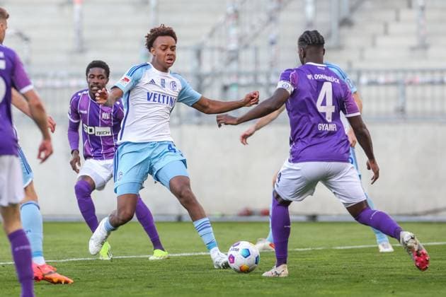 07 05 2024, Football, Season 2023 2024, 2 Bundesliga, Matchday 32, VfL Osnabrück FC Schalke 04, v l Assan OuÃ draogo FC Schalke 04 , Maxwell Gyamfi VfL Osnabrück Hamburg Stadion am Millerntor Hamburg Germany xRHR PHOTO TRx Copyright: TimxRehbein RHR-FOTOx RHR-FOTO TR