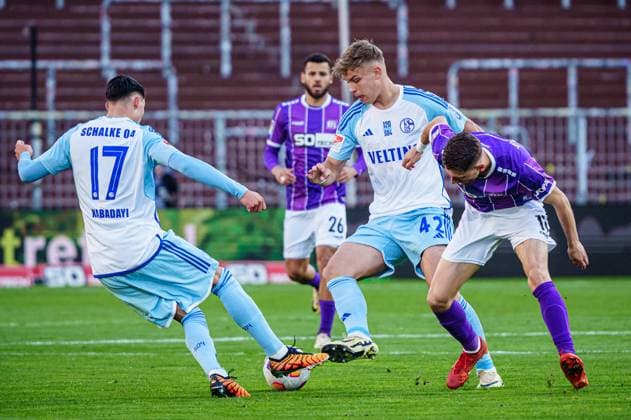 Yusuf Kabadayi FC Schalke 04, 17 , Keke Topp FC Schalke 04, 42 , Charalampos Makridis VfL Osnabrueck, 11 GER, VfL Osnabrueck vs FC Schalke 04, Football, 2 Bundesliga, Matchday 32, Season 2023 2024, 07 05 2024 DFL REGULATES PROHIBIT ANY USE OF PHOTOGRAPHS AS IMAGE SEQUENCES AND OR QUASI VIDEO GER, VfL Osnabrueck vs FC Schalke 04, Football, 2 Bundesliga, Matchday 32, Season 2023 2024, 07 05 2024 Hamburg Copyright: xEibner-Pressefoto MarcelxvonxFehrnx EP_MFN