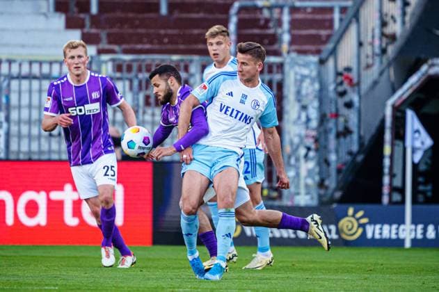 Dave Gnaase VfL Osnabrueck, 26 , Paul Seguin FC Schalke 04, 07 GER, VfL Osnabrueck vs FC Schalke 04, Football, 2 Bundesliga, Matchday 32, Season 2023 2024, 07 05 2024 DFL REGULATES PROHIBIT ANY USE OF PHOTOGRAPHS AS IMAGE SEQUENCES AND OR QUASI VIDEO GER, VfL Osnabrueck vs FC Schalke 04, Football, 2 Bundesliga, Matchday 32, Season 2023 2024, 07 05 2024 Hamburg Copyright: xEibner-Pressefoto MarcelxvonxFehrnx EP_MFN
