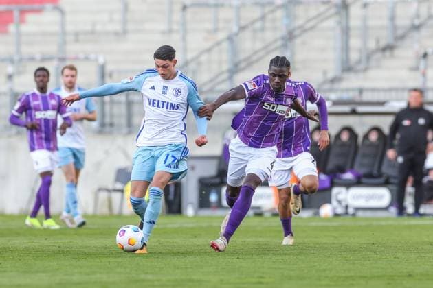 07 05 2024, Soccer, Season 2023 2024, 2 Bundesliga, Matchday 32, VfL Osnabrück FC Schalke 04, v l Yusuf Kabadayi FC Schalke 04 , Maxwell Gyamfi VfL Osnabrück Hamburg Stadion am Millerntor Hamburg Germany xRHR PHOTO TRx Copyright: TimxRehbein RHR-FOTOx RHR-FOTO TR