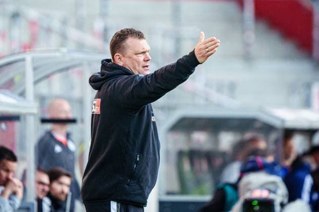 Uwe Koschinat VfL Osnabrueck, Coach GER, VfL Osnabrueck vs FC Schalke 04, Football, 2 Bundesliga, Matchday 32, Season 2023 2024, 07 05 2024 DFL REGULATIONS PROHIBIT ANY USE OF PHOTOGRAPHS AS IMAGE SEQUENCES AND OR QUASI VIDEO GER, VfL Osnabrueck vs FC Schalke 04, Football, 2 Bundesliga, Matchday 32, Season 2023 2024, 07 05 2024 Hamburg Copyright: xEibner-Pressefoto MarcelxvonxFehrnx EP_MFN