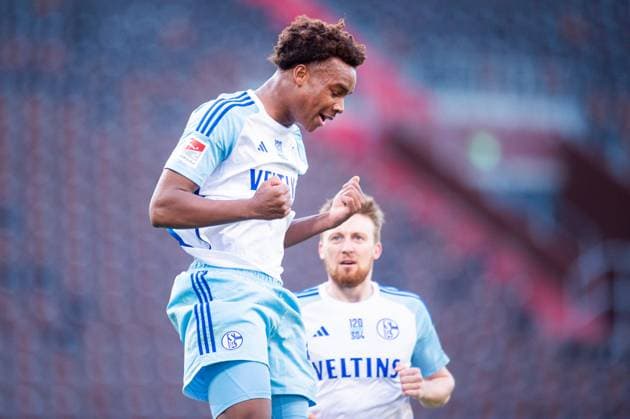 07 05 2024 Soccer, 2023 2024, 2 Bundesliga, Matchday 32, VfL Osnabrück FC Schalke 04 L R Assan Ouedraogo Schalke cheers after his goal to 0 3 with Tobias Mohr Schalke DFL REGULATIONS PROHIBIT ANY USE OF PHOTOGRAPHS AS IMAGE SEQUENCES AND OR QUASI VIDEO
