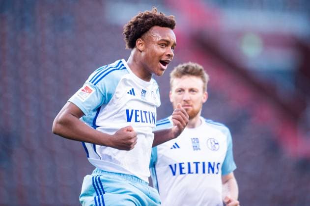 07 05 2024 Soccer, 2023 2024, 2 Bundesliga, Matchday 32, VfL Osnabrück FC Schalke 04 L R Assan Ouedraogo Schalke cheers after his goal to 0 3 with Tobias Mohr Schalke DFL REGULATIONS PROHIBIT ANY USE OF PHOTOGRAPHS AS IMAGE SEQUENCES AND OR QUASI VIDEO