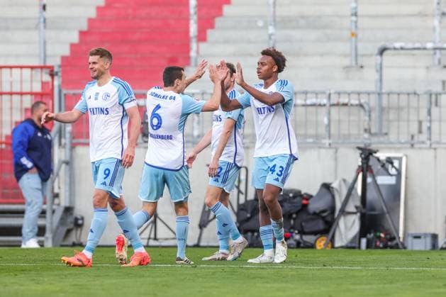 07 05 2024, Football, Season 2023 2024, 2 Bundesliga, Matchday 32, VfL Osnabrück FC Schalke 04, f l Ron Schallenberg FC Schalke 04 , Assan OuÃ draogo FC Schalke 04 cheer Hamburg Stadion am Millerntor Hamburg Germany xRHR PHOTO TRx Copyright: TimxRehbein RHR-FOTOx RHR-FOTO TR