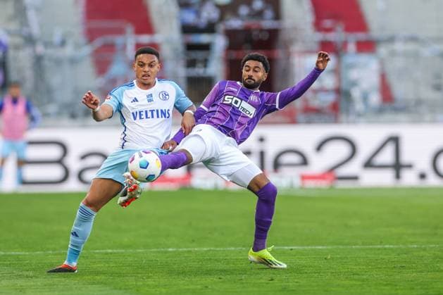 07 05 2024, Soccer, Season 2023 2024, 2 Bundesliga, Matchday 32, VfL Osnabrück FC Schalke 04, f l Steven van der Sloot FC Schalke 04 , Noel Niemann VfL Osnabrück Hamburg Stadion am Millerntor Hamburg Germany xRHR PHOTO TRx Copyright: TimxRehbein RHR-FOTOx RHR-FOTO TR