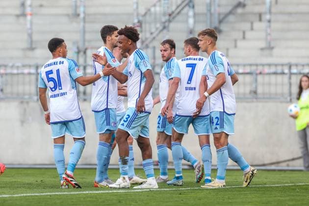 07 05 2024, Football, Season 2023 2024, 2 Bundesliga, Matchday 32, VfL Osnabrück FC Schalke 04, f l Steven van der Sloot FC Schalke 04 , Assan OuÃ draogo FC Schalke 04 , Thomas Ouwejan FC Schalke 04 , Paul Seguin FC Schalke 04 , Keke Topp FC Schalke 04 cheer Hamburg Stadion am Millerntor Hamburg Germany xRHR PHOTO TRx Copyright: TimxRehbein RHR-FOTOx RHR-FOTO TR