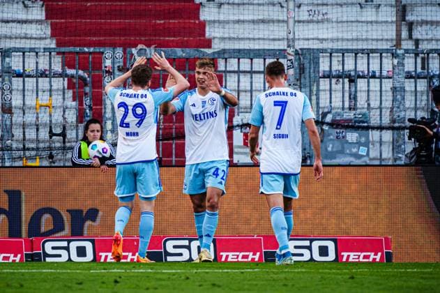 Goal celebration FC Schalke 04 after goal to 0 4 Keke Topp FC Schalke 04, 42 GER, VfL Osnabrueck vs FC Schalke 04, Soccer, 2 Bundesliga, Matchday 32, Season 2023 2024, 07 05 2024 DFL REGULATES PROHIBIT ANY USE OF PHOTOGRAPHS AS IMAGE SEQUENCES AND OR QUASI VIDEO GER, VfL Osnabrueck vs FC Schalke 04, Football, 2 Bundesliga, Matchday 32, Season 2023 2024, 07 05 2024 Hamburg Copyright: xEibner-Pressefoto MarcelxvonxFehrnx EP_MFN