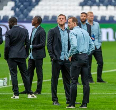 07 05 2024, Football UEFA Champions League 2023 2024 1 day before the semi-final, Real Madrid FC Bayern Munich, Arrival of FC Bayern team at Santiago Bernabeu stadium Madrid goalkeeper Daniel Peretz FC Bayern Munich , Harry Kane re, FC Bayern Munich