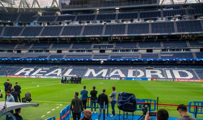 07 05 2024, Football UEFA Champions League 2023 2024 1 day before the semi-final, Real Madrid FC Bayern Munich, arrival of FC Bayern team at Santiago Bernabeu Madrid stadium viewing in the middle of the pitch