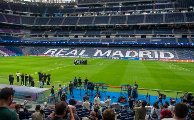 07 05 2024, Football UEFA Champions League 2023 2024 1 day before the semi-final, Real Madrid FC Bayern Munich, arrival of FC Bayern team at Santiago Bernabeu Madrid stadium viewing in the middle of the pitch