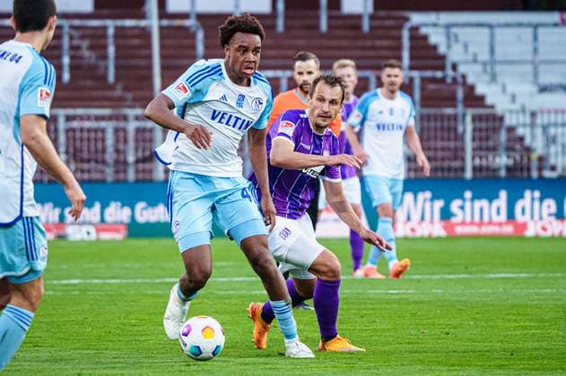 Assan Ouedraogo FC Schalke 04, 43 , Robert Tesche VfL Osnabrueck, 08 GER, VfL Osnabrueck vs FC Schalke 04, Football, 2 Bundesliga, Matchday 32, Season 2023 2024, 07 05 2024 DFL REGULATES PROHIBIT ANY USE OF PHOTOGRAPHS AS IMAGE SEQUENCES AND OR QUASI VIDEO GER, VfL Osnabrueck vs FC Schalke 04, Football, 2 Bundesliga, Matchday 32, Season 2023 2024, 07 05 2024 Hamburg Copyright: xEibner-Pressefoto MarcelxvonxFehrnx EP_MFN