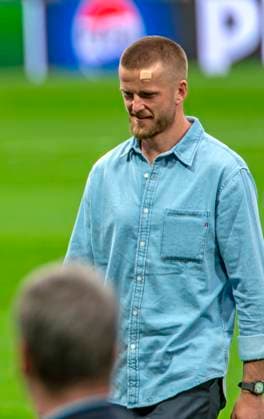 07 05 2024, Football UEFA Champions League 2023 2024 1 day before the semi-final, Real Madrid FC Bayern Munich, Arrival of FC Bayern team at the Santiago Bernabeu stadium Madrid Eric Dier FC Bayern Munich with plaster due to an injury from the Stuttgart match