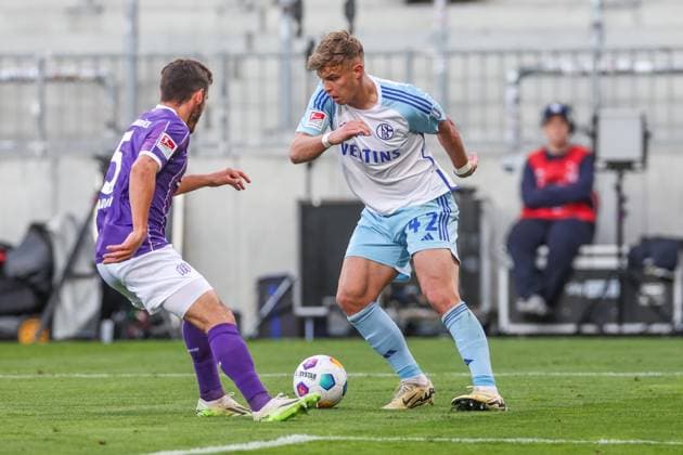 07 05 2024, Soccer, Season 2023 2024, 2 Bundesliga, Matchday 32, VfL Osnabrück FC Schalke 04, v l Bashkim Ajdini VfL Osnabrück , Keke Topp FC Schalke 04 Hamburg Stadion am Millerntor Hamburg Germany xRHR PHOTO TRx Copyright: TimxRehbein RHR-FOTOx RHR-FOTO TR