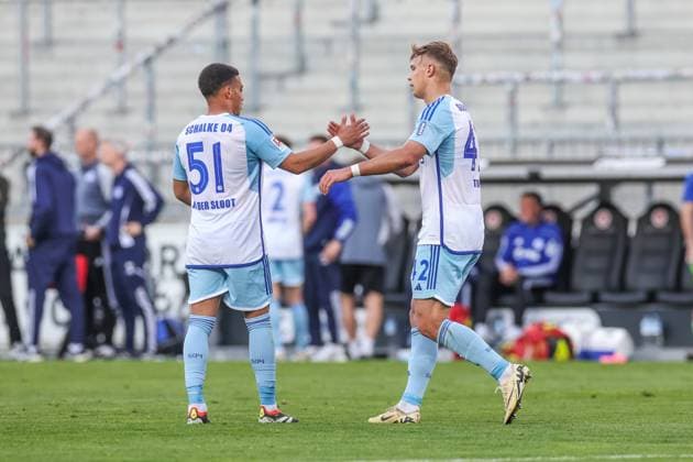 07 05 2024, Football, Season 2023 2024, 2 Bundesliga, Matchday 32, VfL Osnabrück FC Schalke 04, f l Steven van der Sloot FC Schalke 04 , Keke Topp FC Schalke 04 cheer Hamburg Stadion am Millerntor Hamburg Germany xRHR PHOTO TRx Copyright: TimxRehbein RHR-FOTOx RHR-FOTO TR
