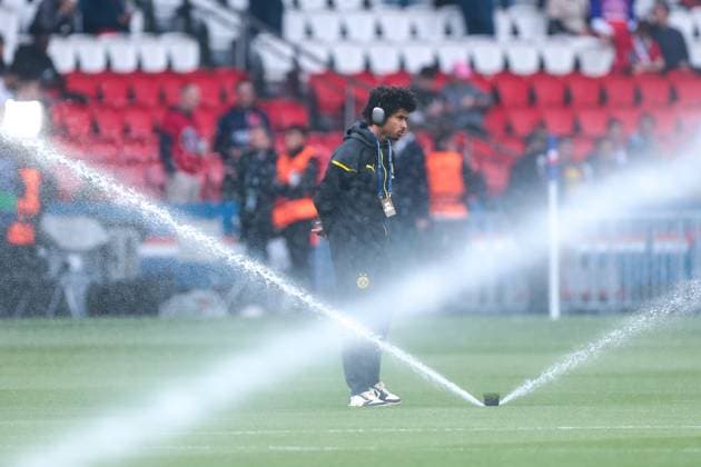 07 05 2024, Football, 2023 2024 season, UEFA Champions League, semi-final, Paris Saint Germain Borussia Dortmund, Karim Adeyemi Borussia Dortmund at the pitch inspection, Paris Parc de Princes Paris France xRHR PHOTO DEx Copyright: DennisxEwert RHR-FOTOx RHR-FOTO DE