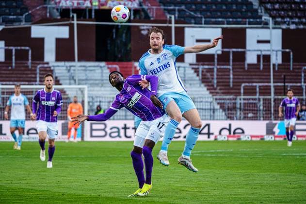 Christian Conteh VfL Osnabrueck, 17 , Thomas Ouwejan FC Schalke 04, 02 GER, VfL Osnabrueck vs FC Schalke 04, Football, 2 Bundesliga, Matchday 32, Season 2023 2024, 07 05 2024 DFL REGULATES PROHIBIT ANY USE OF PHOTOGRAPHS AS IMAGE SEQUENCES AND OR QUASI VIDEO GER, VfL Osnabrueck vs FC Schalke 04, Football, 2 Bundesliga, Matchday 32, Season 2023 2024, 07 05 2024 Hamburg Copyright: xEibner-Pressefoto MarcelxvonxFehrnx EP_MFN
