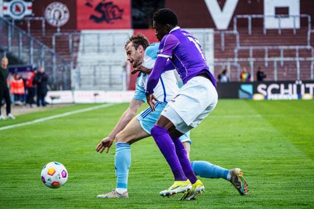 Thomas Ouwejan FC Schalke 04, 02 , Christian Conteh VfL Osnabrueck, 17 GER, VfL Osnabrueck vs FC Schalke 04, Football, 2 Bundesliga, Matchday 32, Season 2023 2024, 07 05 2024 DFL REGULATES PROHIBIT ANY USE OF PHOTOGRAPHS AS IMAGE SEQUENCES AND OR QUASI VIDEO GER, VfL Osnabrueck vs FC Schalke 04, Football, 2 Bundesliga, Matchday 32, Season 2023 2024, 07 05 2024 Hamburg Copyright: xEibner-Pressefoto MarcelxvonxFehrnx EP_MFN