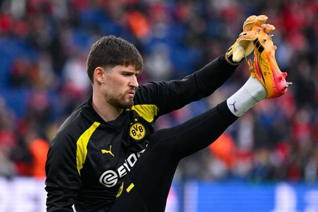 Gregor Kobel ( 1 - Borussia Dortmund ) warms up prior to the UEFA Champions League match between Paris Saint Germain and Borussia Dortmund at Parc Des Princes on May 07, 2024 in Paris, France. ( Photo by federico pestellini panoramic ) - FOOTBALL : PSG vs Borussia Dortmund - Ligue des Champions - 07 05 2024 FedericoPestellini Panoramic 