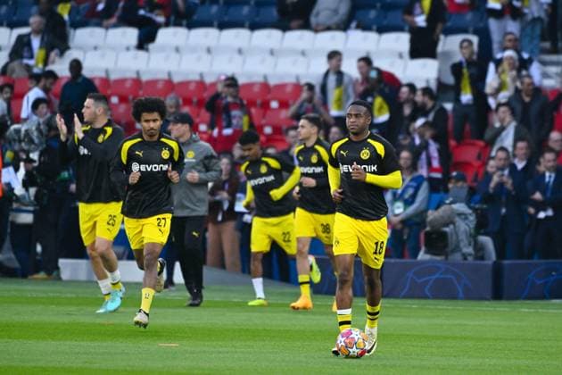 Youssoufa Moukoko ( 18 - Borussia Dortmund ) and Borussia Dortmund players warm up prior to the UEFA Champions League match between Paris Saint Germain and Borussia Dortmund at Parc Des Princes on May 07, 2024 in Paris, France. ( Photo by federico pestellini panoramic ) - FOOTBALL : PSG vs Borussia Dortmund - Ligue des Champions - 07 05 2024 FedericoPestellini Panoramic 