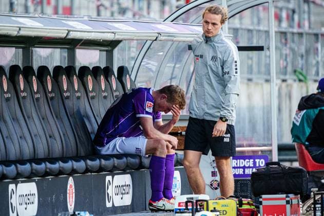 Niklas Wiemann VfL Osnabrueck, 25 enttaeuscht enttaeuschung nach Niederlage GER, VfL Osnabrueck vs FC Schalke 04, Soccer, 2 Bundesliga, Matchday 32, Season 2023 2024, 07 05 2024 DFL REGULATES PROHIBIT ANY USE OF PHOTOGRAPHS AS IMAGE SEQUENCES AND OR QUASI VIDEO GER, VfL Osnabrueck vs FC Schalke 04, Football, 2 Bundesliga, Matchday 32, Season 2023 2024, 07 05 2024 Hamburg Copyright: xEibner-Pressefoto MarcelxvonxFehrnx EP_MFN