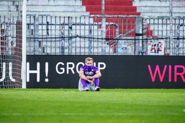 VfL Osnabrueck enttaeuscht enttaeuschung nach Niederlage GER, VfL Osnabrueck vs FC Schalke 04, Football, 2 Bundesliga, Matchday 32, Season 2023 2024, 07 05 2024 DFL REGULATES PROHIBIT ANY USE OF PHOTOGRAPHS AS IMAGE SEQUENCES AND OR QUASI VIDEO GER, VfL Osnabrueck vs FC Schalke 04, Football, 2 Bundesliga, Matchday 32, Season 2023 2024, 07 05 2024 Hamburg Copyright: xEibner-Pressefoto MarcelxvonxFehrnx EP_MFN