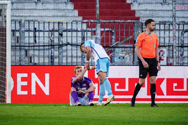 Niklas Wiemann VfL Osnabrueck, 25 , Keke Topp FC Schalke 04, 42 GER, VfL Osnabrueck vs FC Schalke 04, Football, 2 Bundesliga, Matchday 32, Season 2023 2024, 07 05 2024 DFL REGULATES PROHIBIT ANY USE OF PHOTOGRAPHS AS IMAGE SEQUENCES AND OR QUASI VIDEO GER, VfL Osnabrueck vs FC Schalke 04, Football, 2 Bundesliga, Matchday 32, Season 2023 2024, 07 05 2024 Hamburg Copyright: xEibner-Pressefoto MarcelxvonxFehrnx EP_MFN