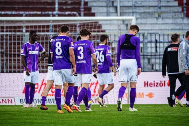 VfL Osnabrueck enttaeuscht enttaeuschung nach Niederlage GER, VfL Osnabrueck vs FC Schalke 04, Football, 2 Bundesliga, Matchday 32, Season 2023 2024, 07 05 2024 DFL REGULATES PROHIBIT ANY USE OF PHOTOGRAPHS AS IMAGE SEQUENCES AND OR QUASI VIDEO GER, VfL Osnabrueck vs FC Schalke 04, Football, 2 Bundesliga, Matchday 32, Season 2023 2024, 07 05 2024 Hamburg Copyright: xEibner-Pressefoto MarcelxvonxFehrnx EP_MFN