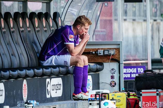 Niklas Wiemann VfL Osnabrueck, 25 enttaeuscht enttaeuschung nach Niederlage GER, VfL Osnabrueck vs FC Schalke 04, Soccer, 2 Bundesliga, Matchday 32, Season 2023 2024, 07 05 2024 DFL REGULATES PROHIBIT ANY USE OF PHOTOGRAPHS AS IMAGE SEQUENCES AND OR QUASI VIDEO GER, VfL Osnabrueck vs FC Schalke 04, Football, 2 Bundesliga, Matchday 32, Season 2023 2024, 07 05 2024 Hamburg Copyright: xEibner-Pressefoto MarcelxvonxFehrnx EP_MFN